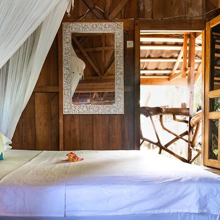 Mentawai Surf Camp Hotel Muarasiberut Luaran gambar